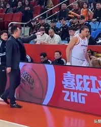 MK体育-上海男篮疑似内讧！洛夫顿不满卢伟回怼惹争议 曾怒斥带着情绪打球